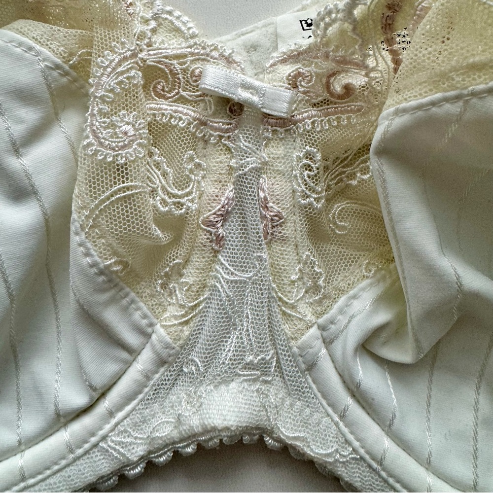 Like New Vintage Chantelle Bra, Ivory,  # 3371 Size 38DD